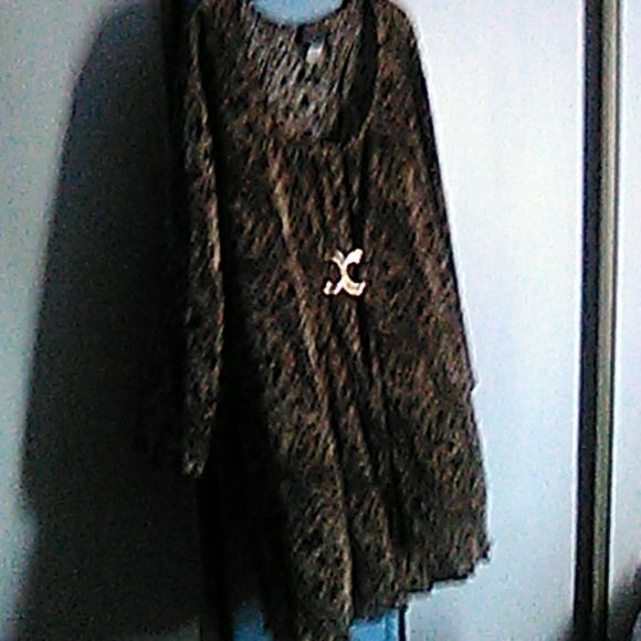 A blouse - Picture 2 of 3